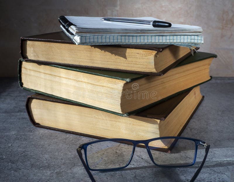 Notebook E CANETA e óculos.jpg