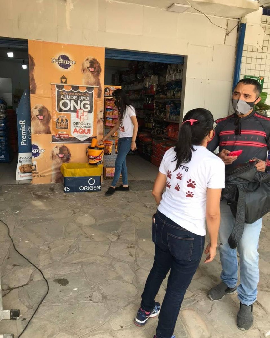 Atuação da equipe no evento Lojista Parceiro para angariar ração aos animais abandonados.jpg