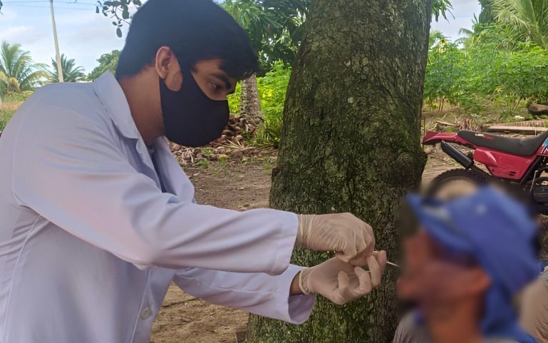 120620256.jpg Aluno Lucas Monteiro realizando a coleta de amostras biológicas