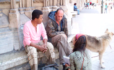 Ivan Antônio em rua de Lyon (França) dialogando com pessoas em situação de rua e refugiados