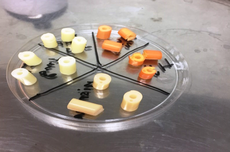 A cada 100 pacientes que desenvolvem infecção hospitalar, aproximadamente dois têm infecção urinária relacionada ao cateter. Na imagem, cateteres urinários impregnados de antibióticos. Foto: Patrícia de Freitas e Silva