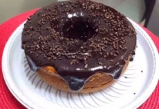 E-book com as receitas, a exemplo do bolo de cenoura com brigadeiro, trará guia de higienização das embalagens, para melhorar conservação dos alimentos. Foto: Reprodução/Instagram