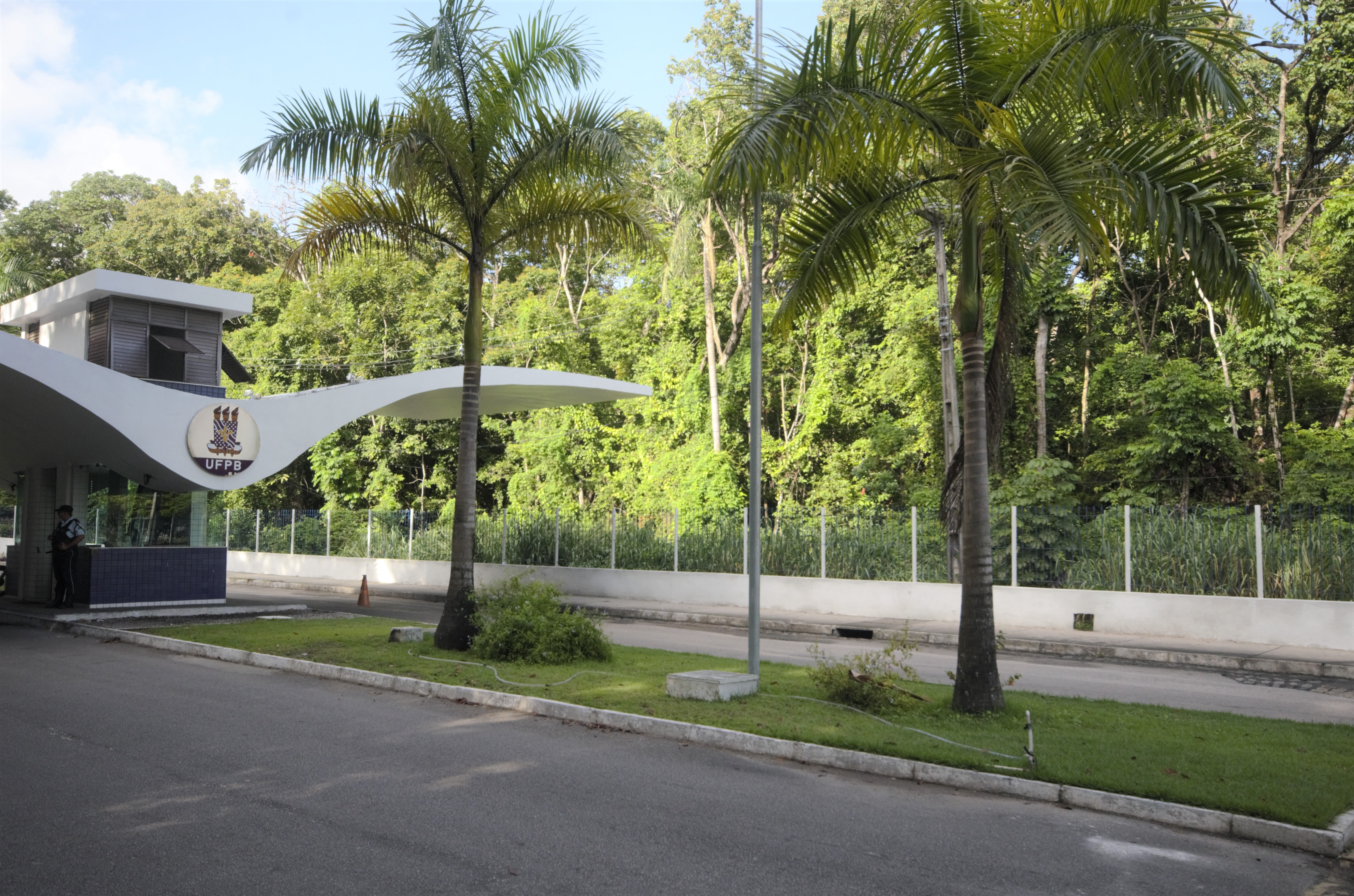 UFPB interdita acesso pelo bairro Castelo Branco para execução de serviços de manutenção e pintura Foto: Angélica Gouveia